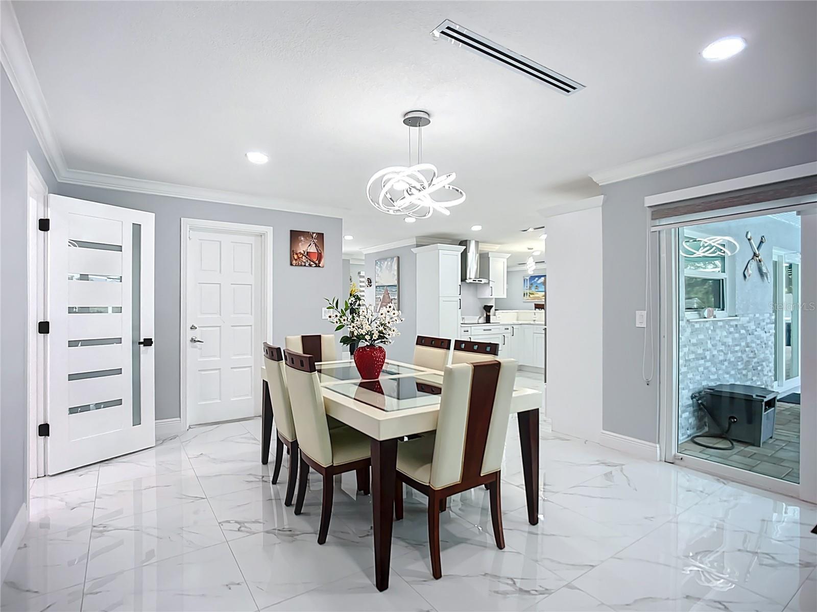 Listing photo id 11 for 6531 Santiago Court