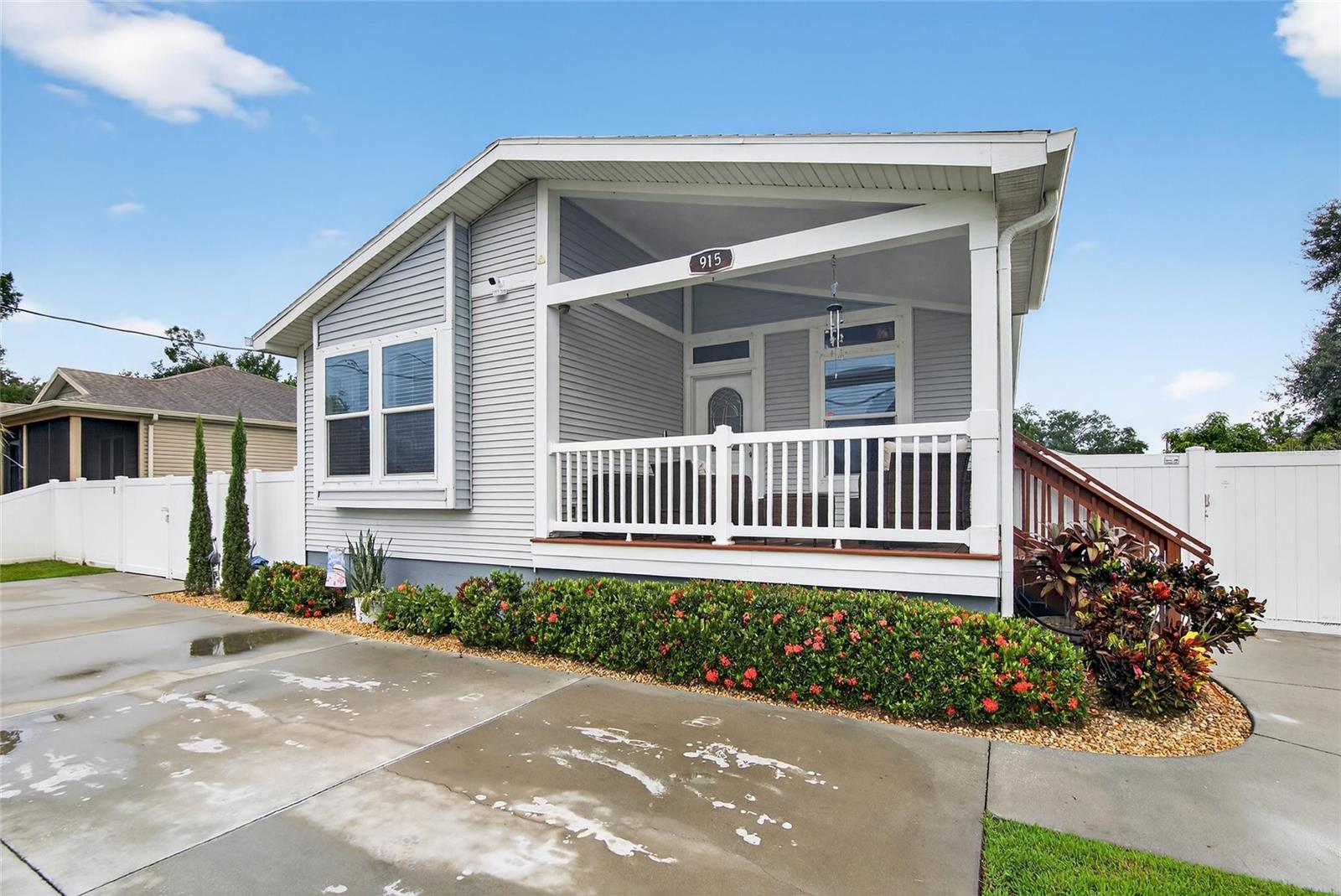 Image 6 of 39 For 915 10th Street Sw