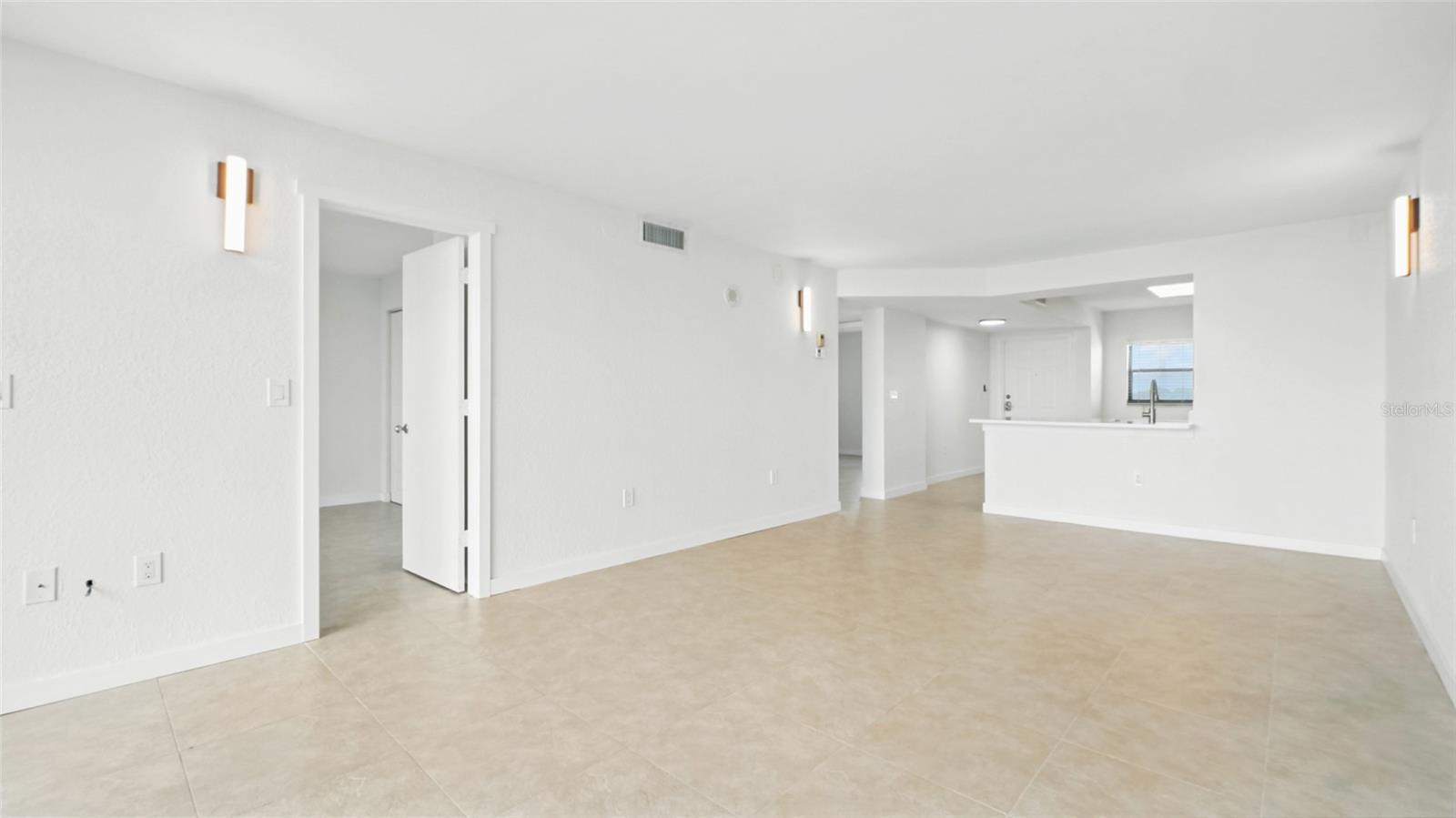 Image 3 of 18 For 900 Cove Cay Drive 6f