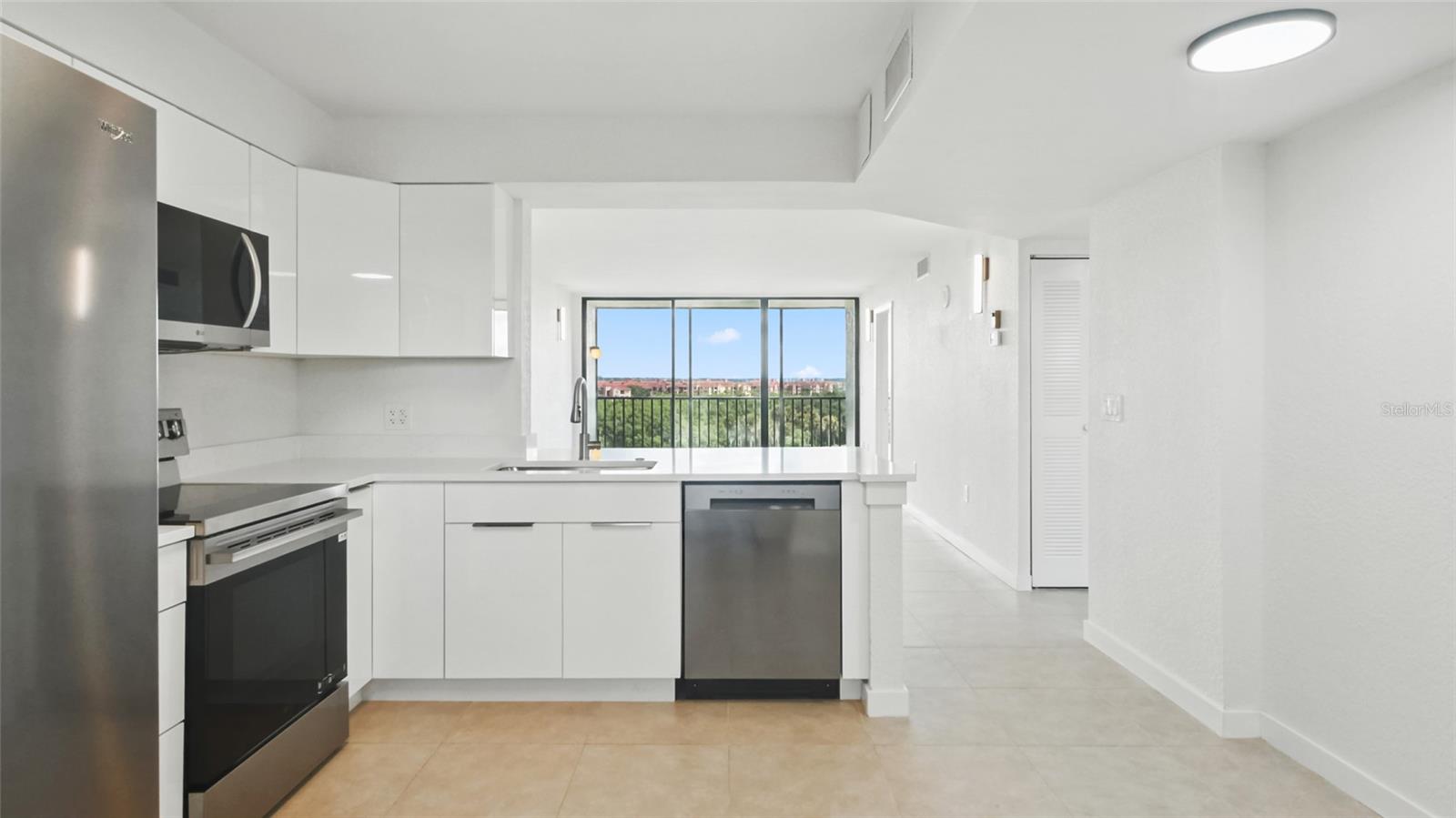 Image 6 of 18 For 900 Cove Cay Drive 6f