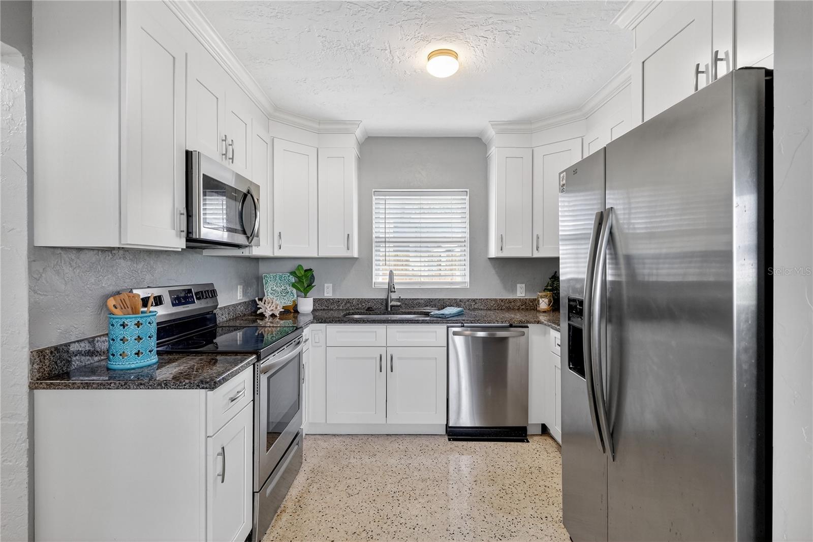 Image 10 of 33 For 1424 York Street S