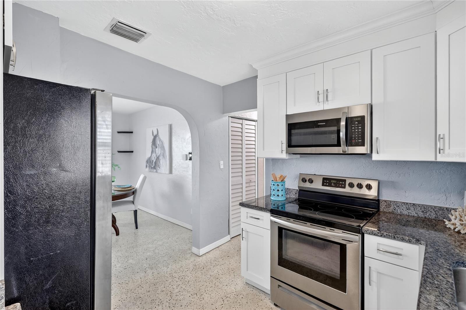Image 12 of 33 For 1424 York Street S