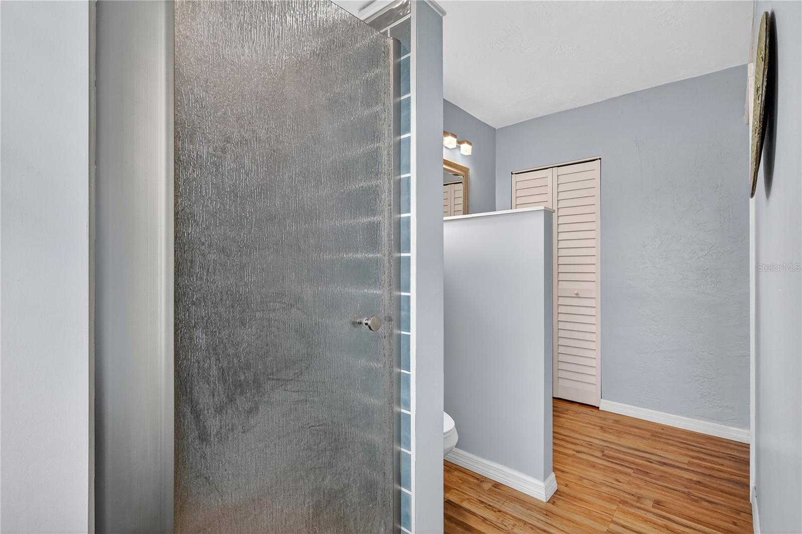 Image 19 of 33 For 1424 York Street S