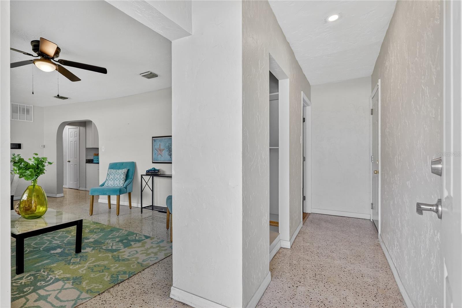 Image 4 of 33 For 1424 York Street S