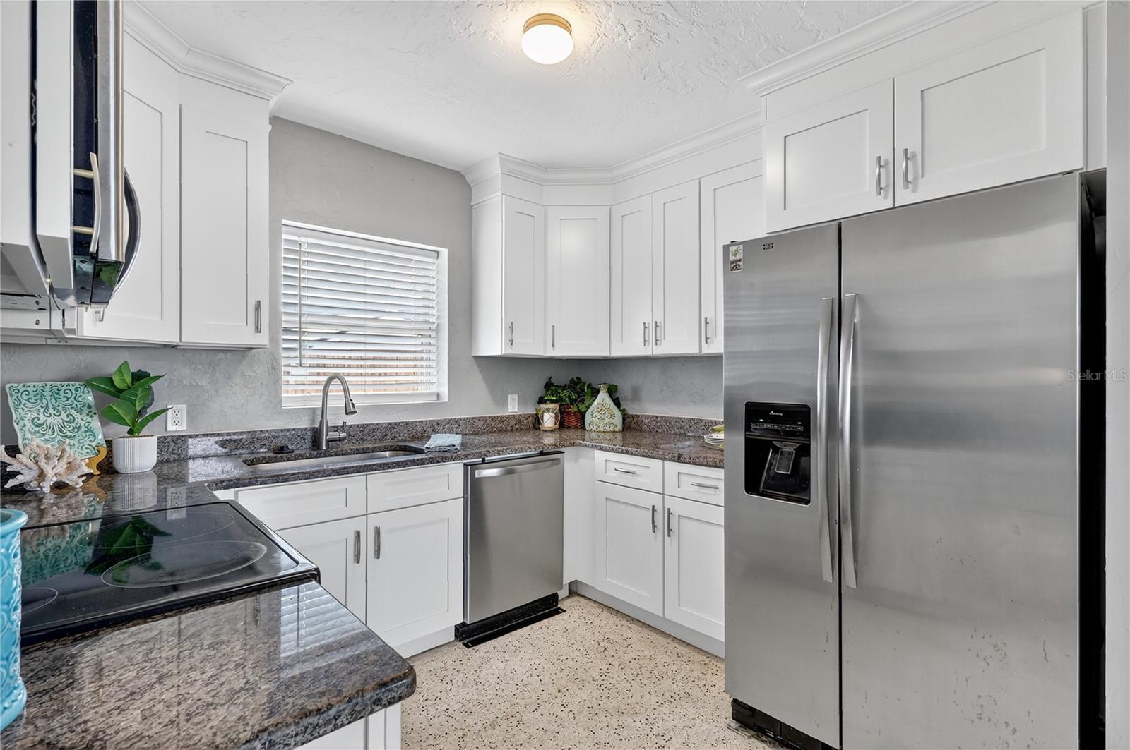 Image 9 of 33 For 1424 York Street S