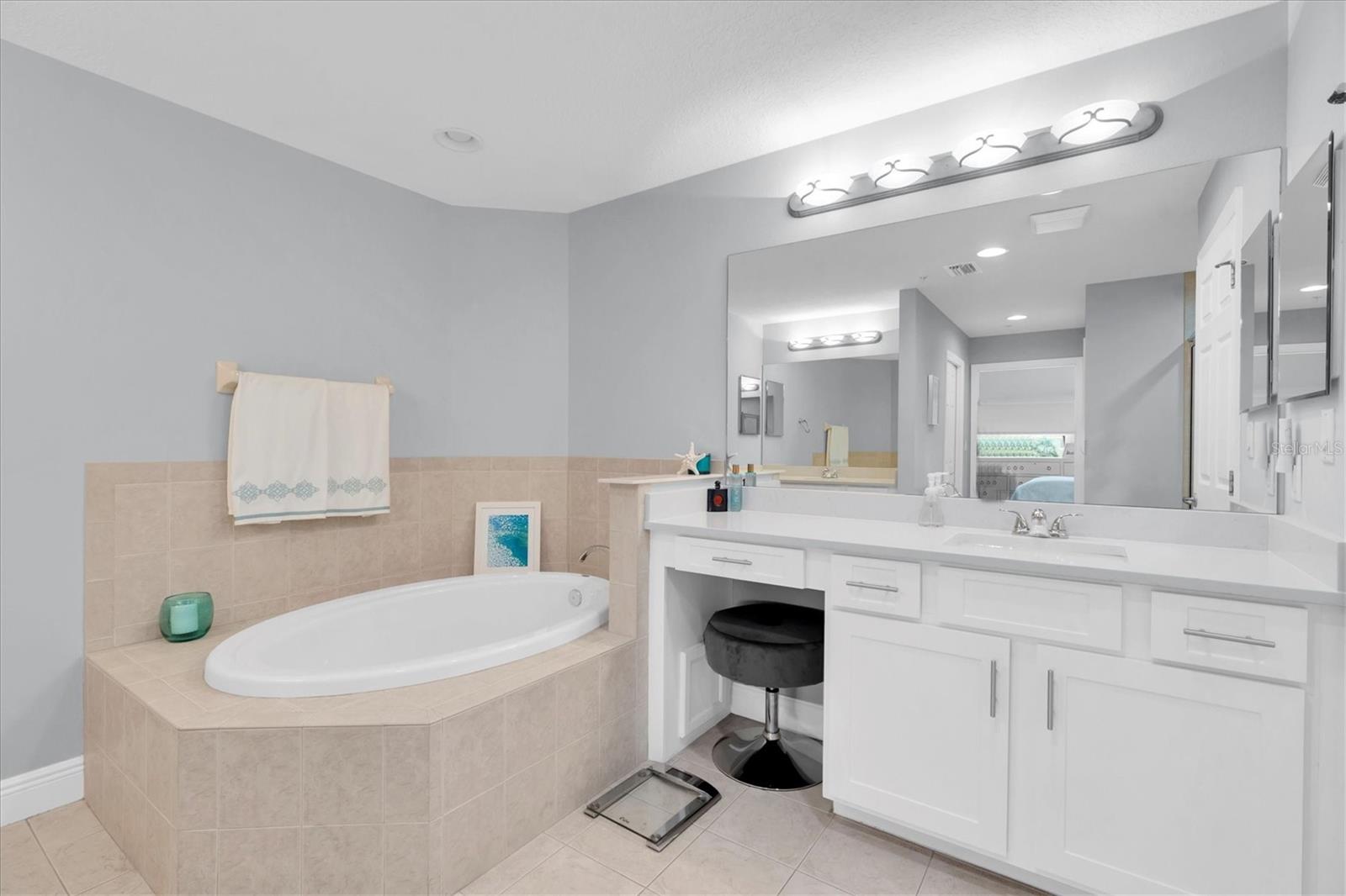 Image 24 of 61 For 7069 Key Haven Road 303