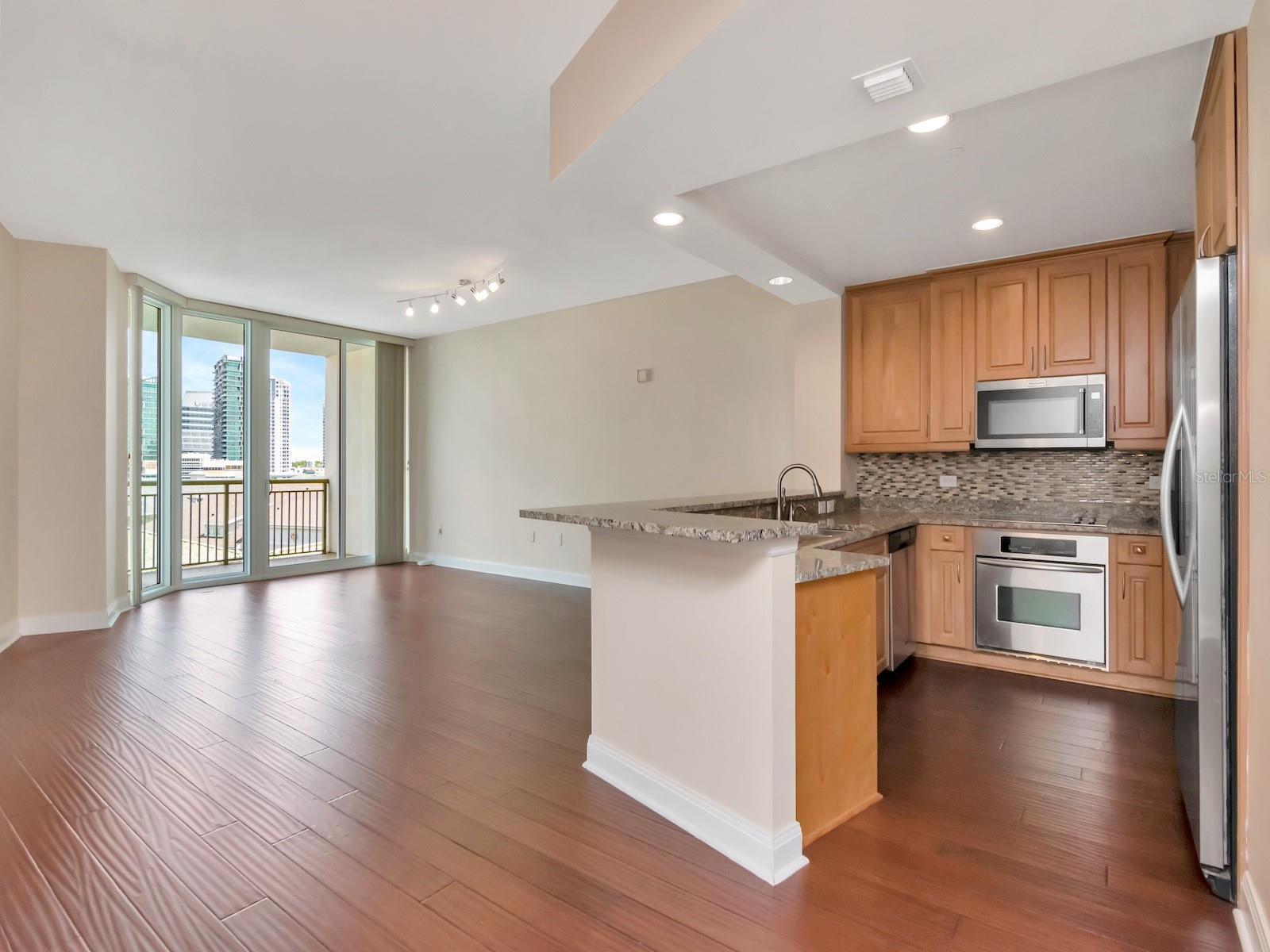 Image 12 of 84 For 450 Knights Run Avenue 705