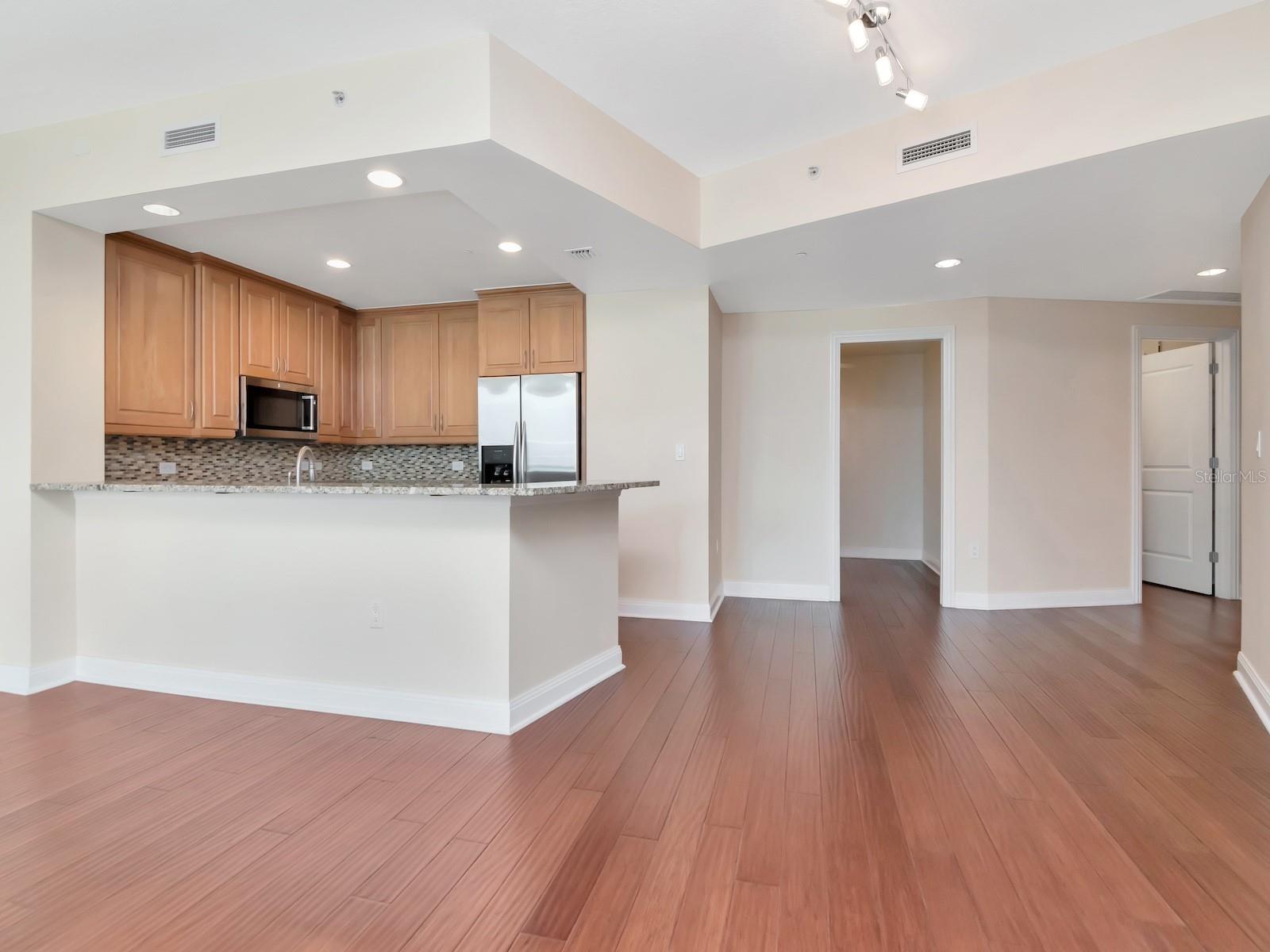 Image 7 of 84 For 450 Knights Run Avenue 705