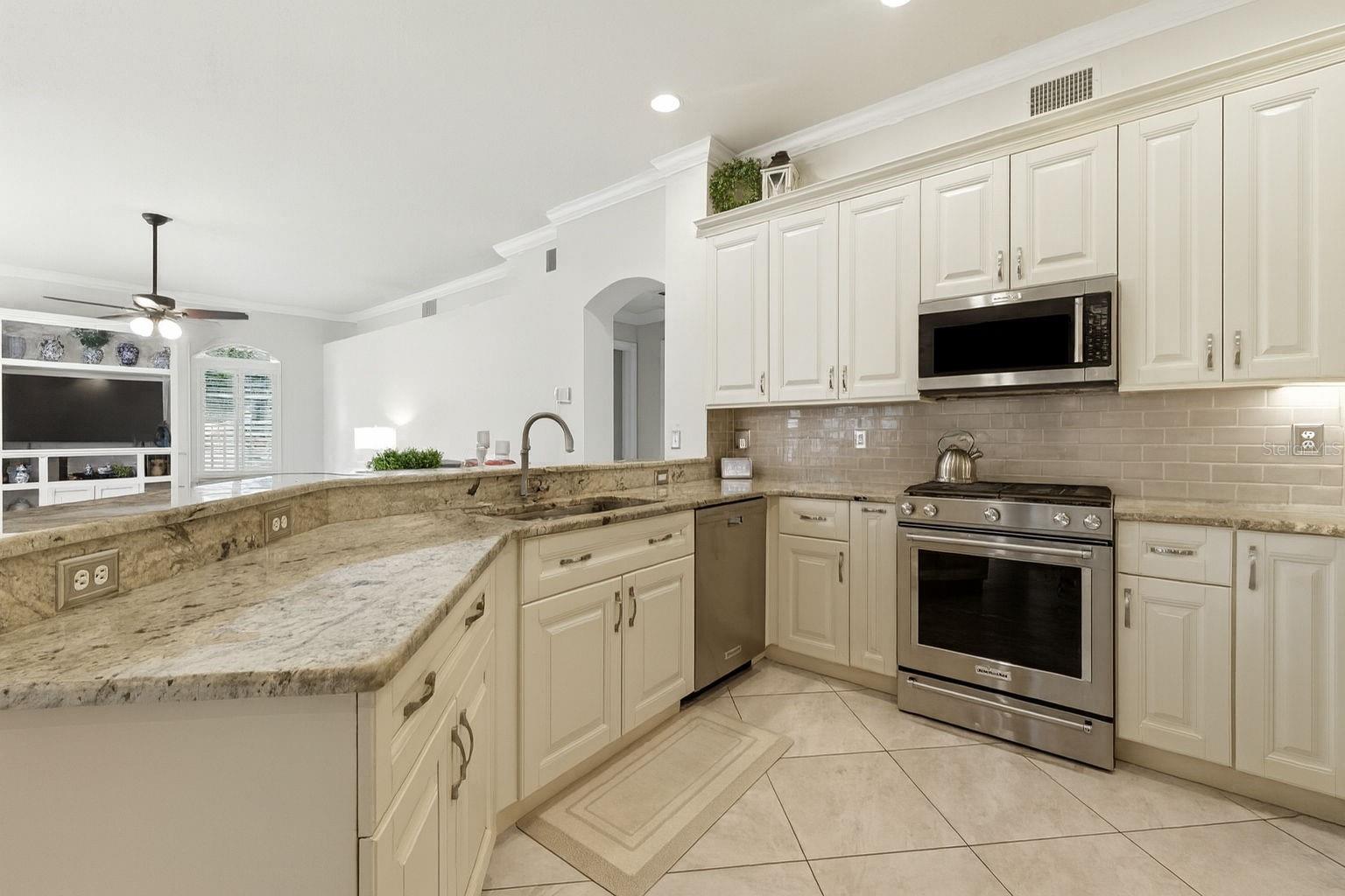 Listing photo id 8 for 9415 Hunters Pond Drive