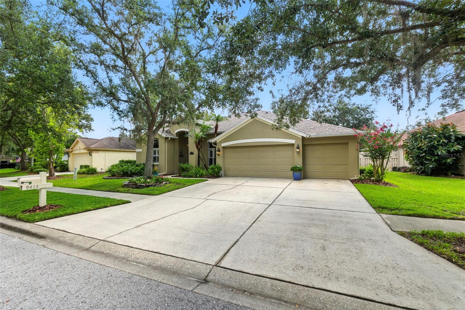 Listing photo id 0 for 9415 Hunters Pond Drive