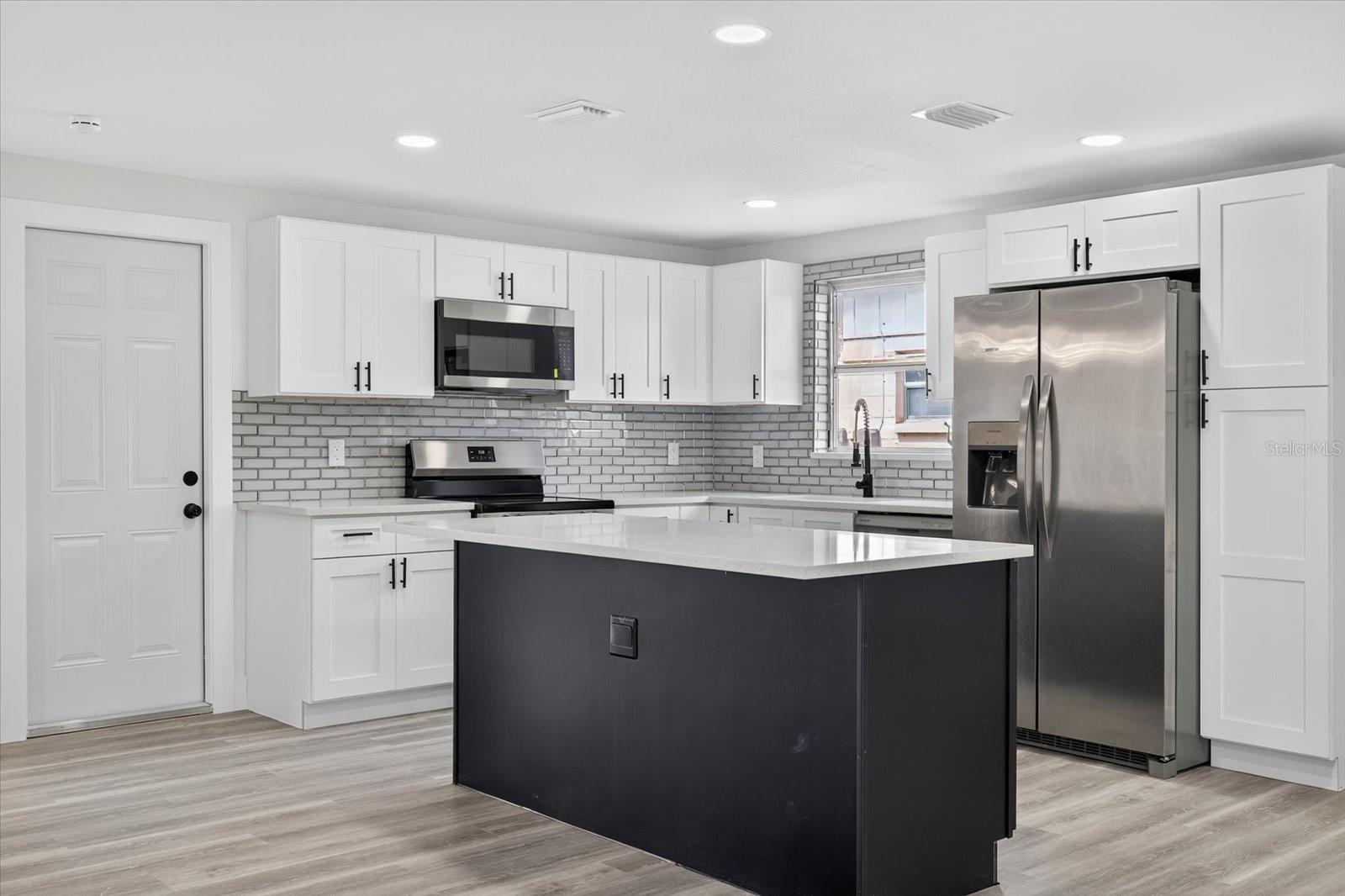 Listing photo id 8 for 6325 Baldwyn Avenue