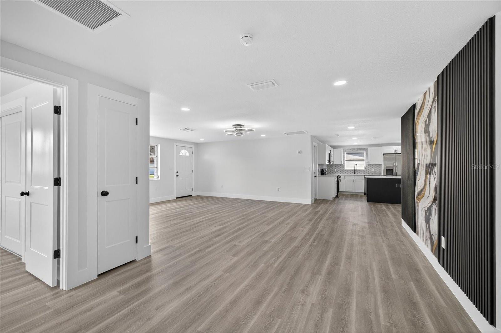 Listing photo id 12 for 6325 Baldwyn Avenue