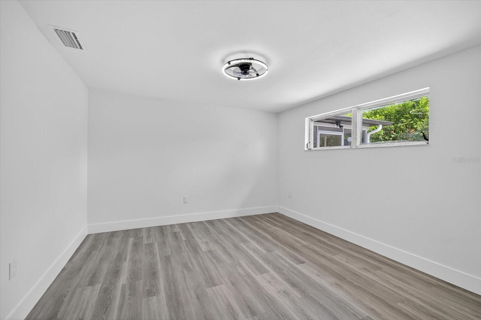 Listing photo id 21 for 6325 Baldwyn Avenue