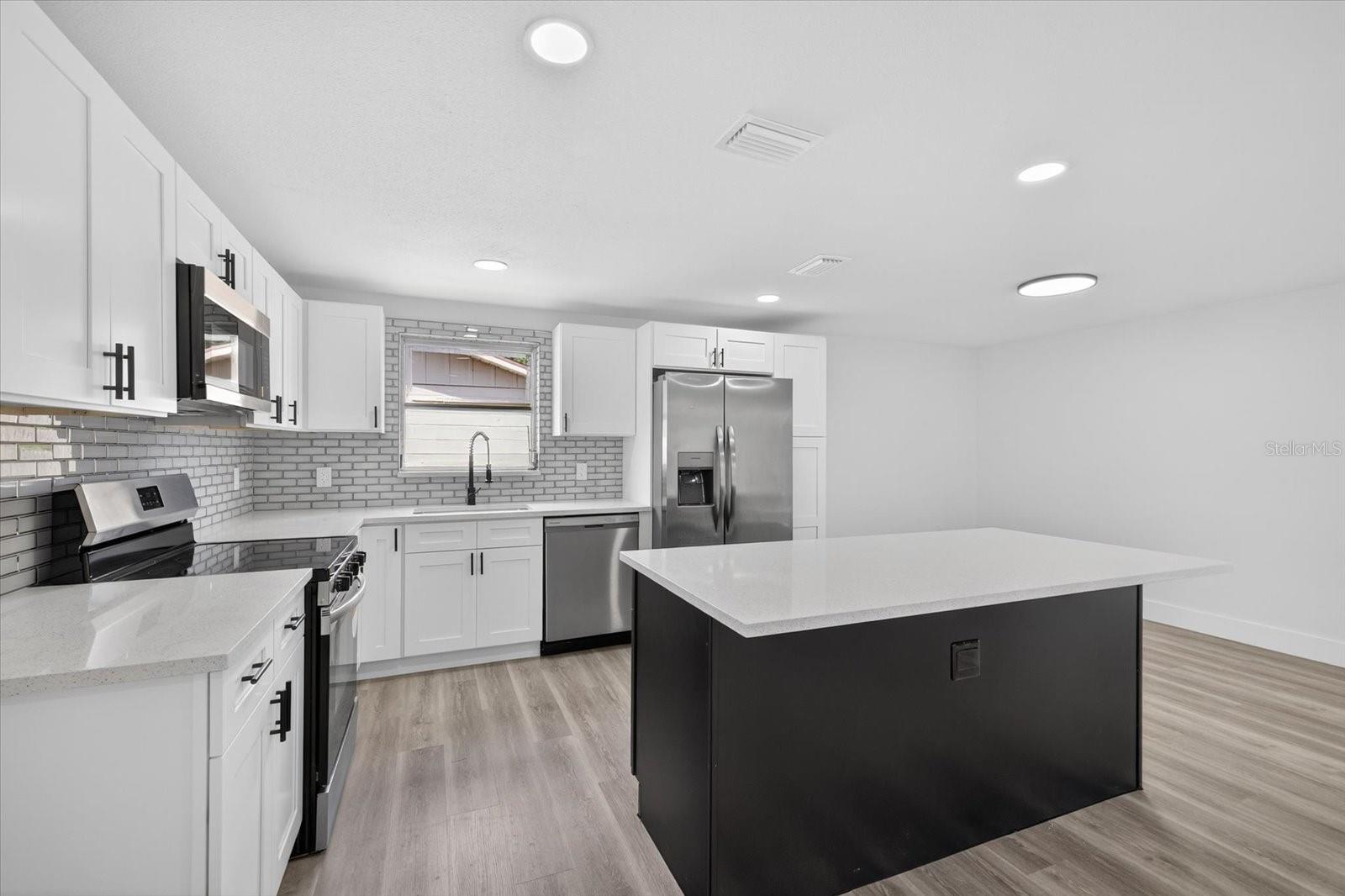 Listing photo id 3 for 6325 Baldwyn Avenue