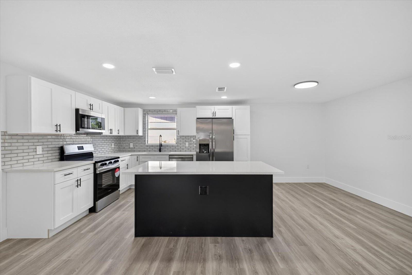 Listing photo id 4 for 6325 Baldwyn Avenue
