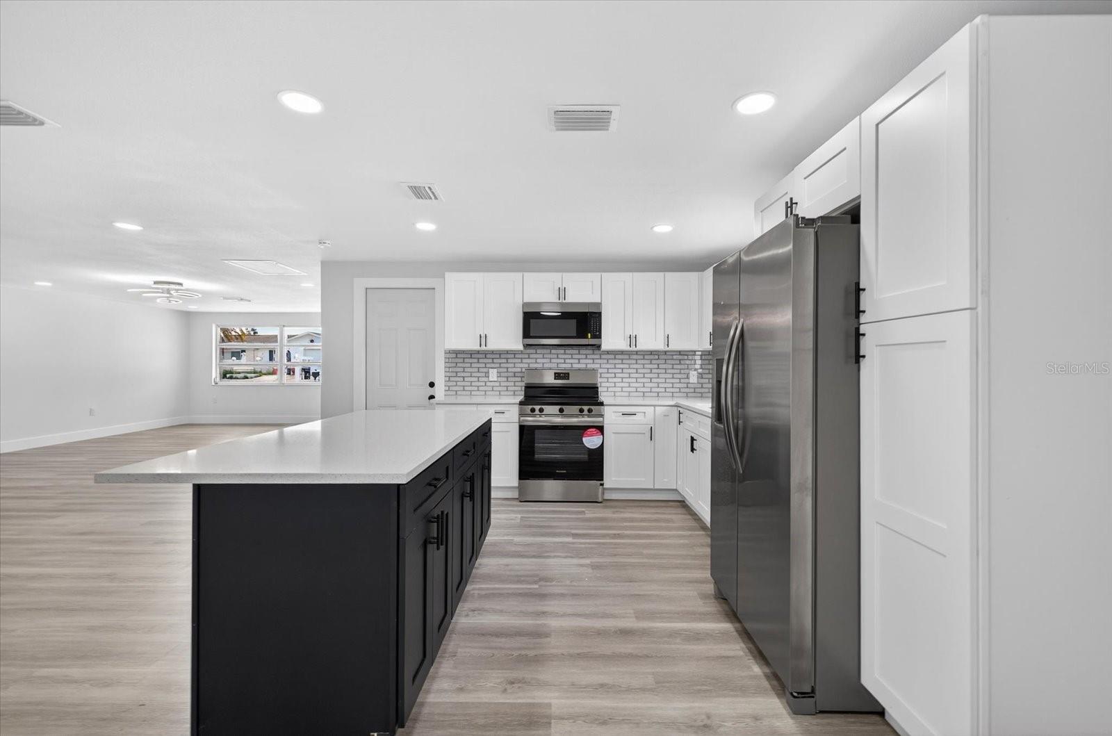 Listing photo id 5 for 6325 Baldwyn Avenue
