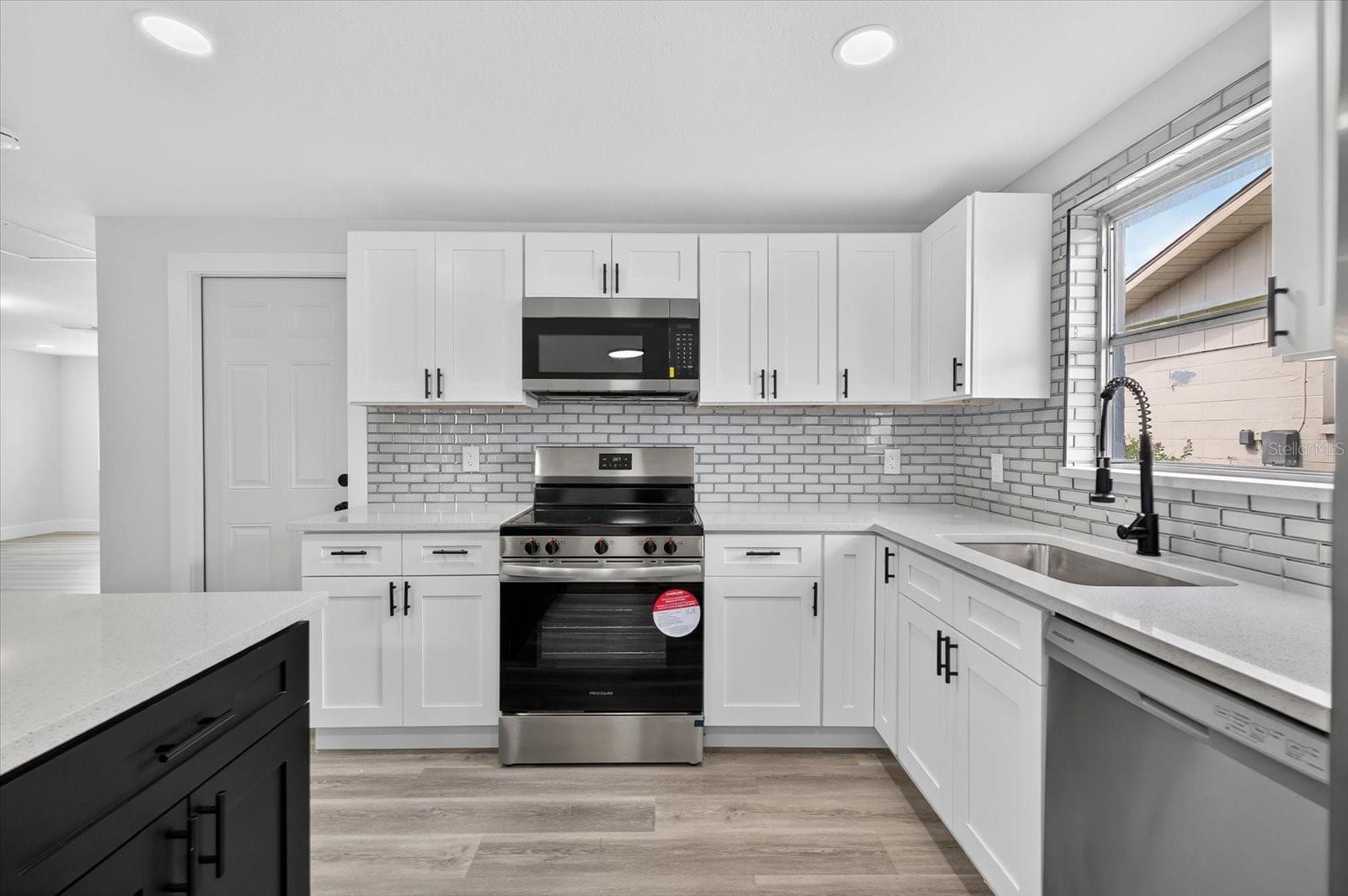 Listing photo id 6 for 6325 Baldwyn Avenue