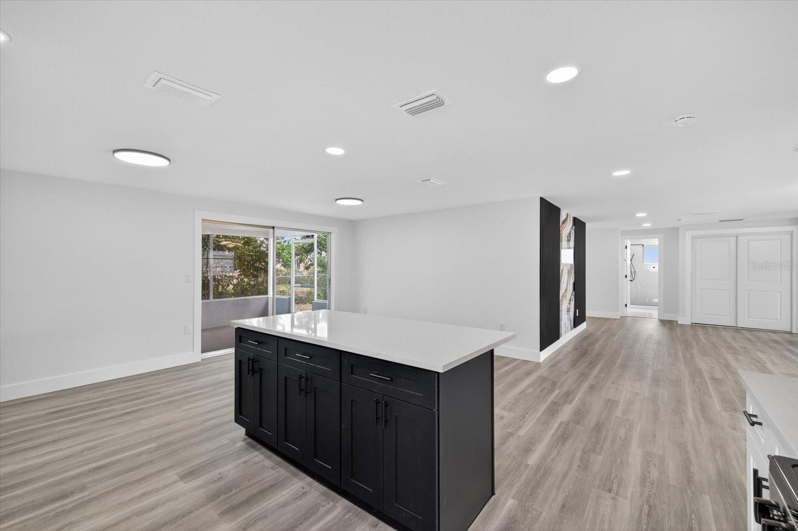 Listing photo id 7 for 6325 Baldwyn Avenue