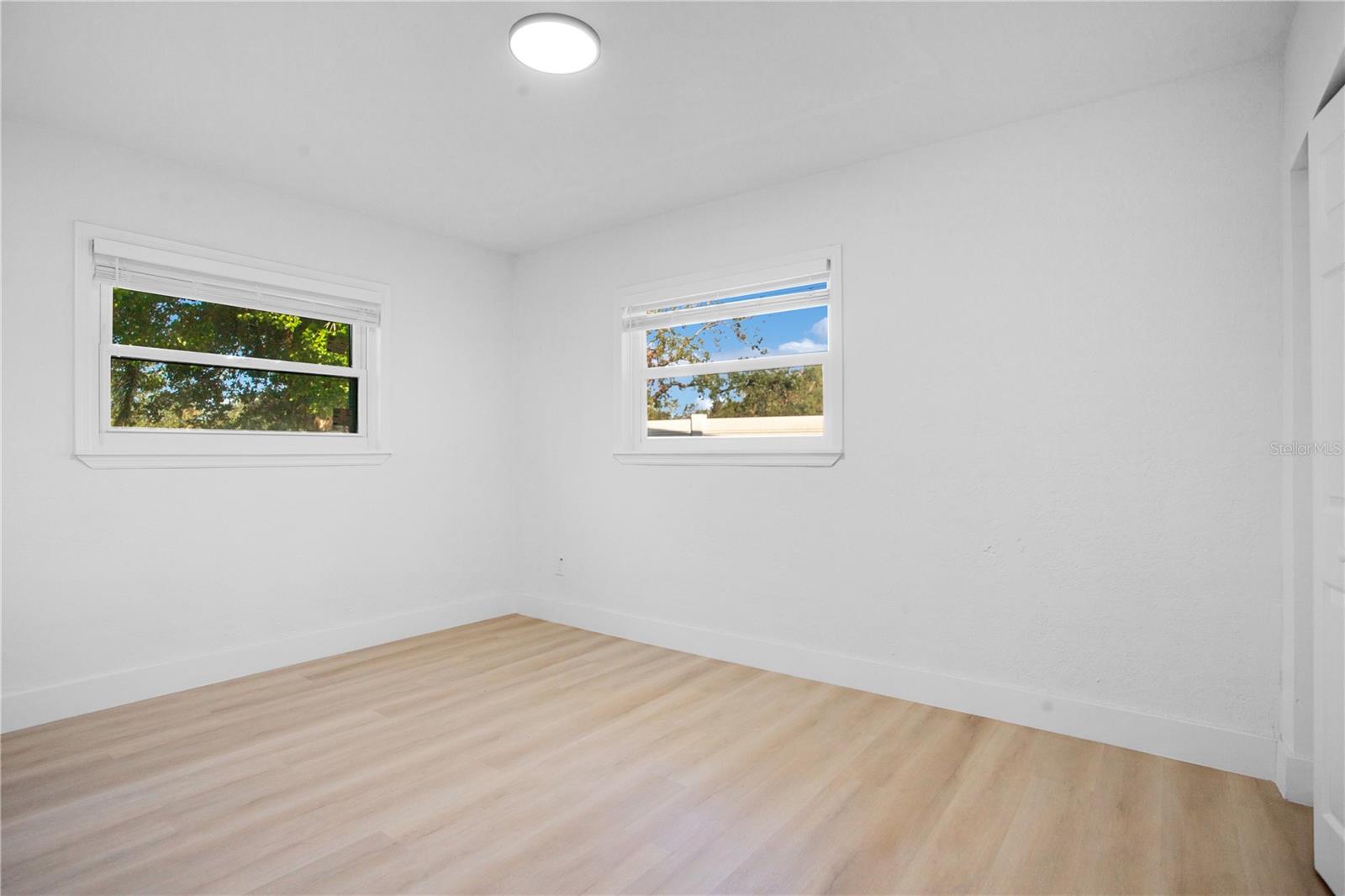 Image 13 of 18 For 1009 Farragut Drive N