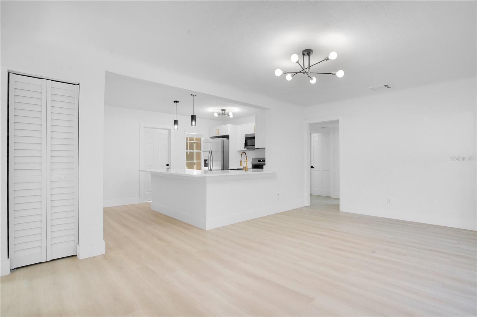 Image 14 of 18 For 1009 Farragut Drive N