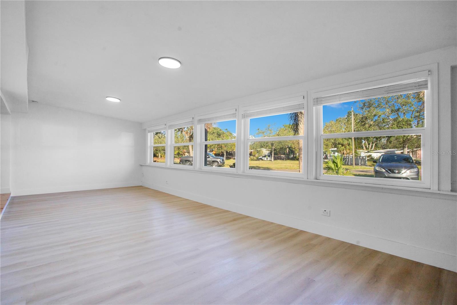 Image 2 of 18 For 1009 Farragut Drive N