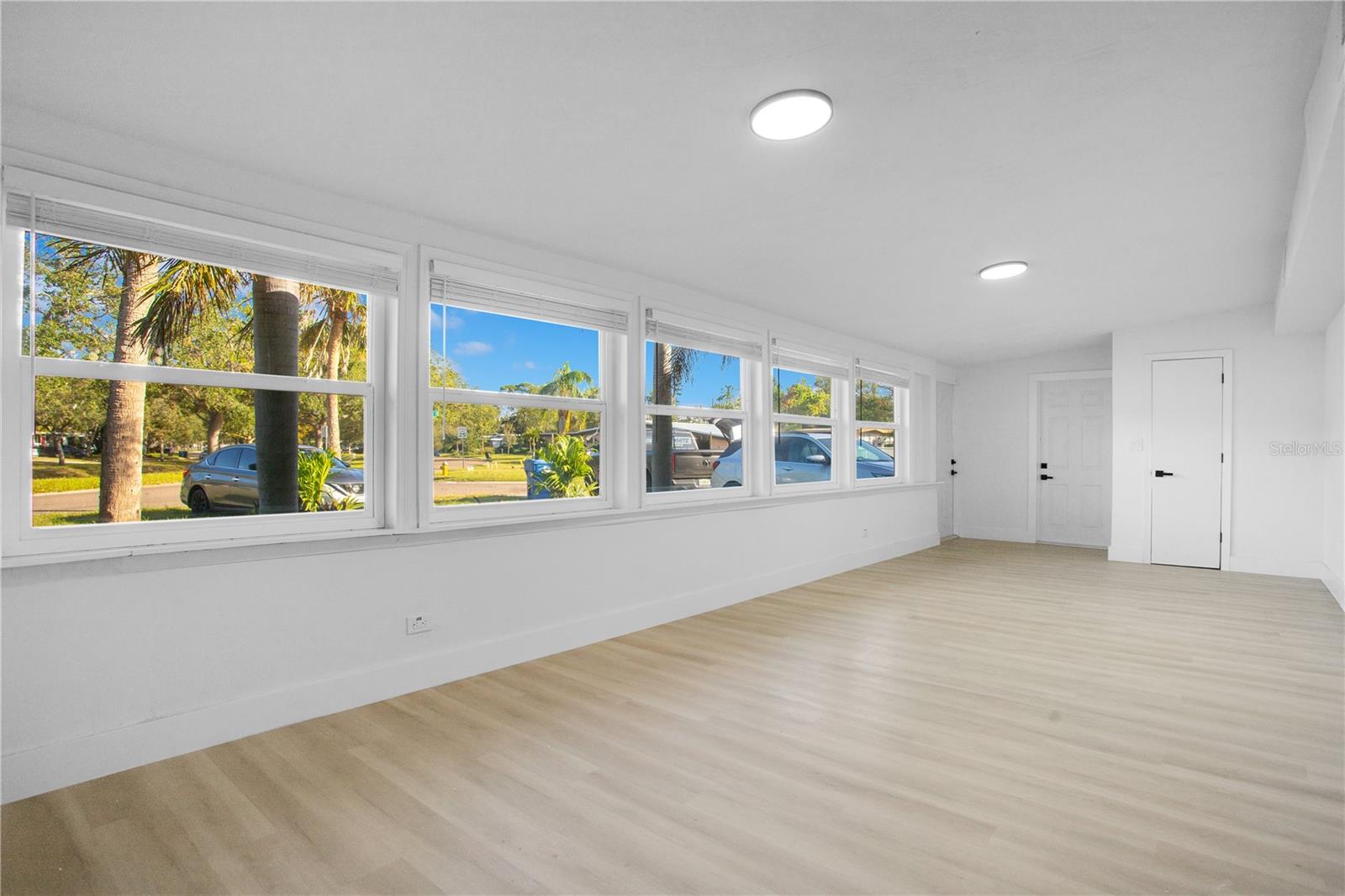 Image 3 of 18 For 1009 Farragut Drive N