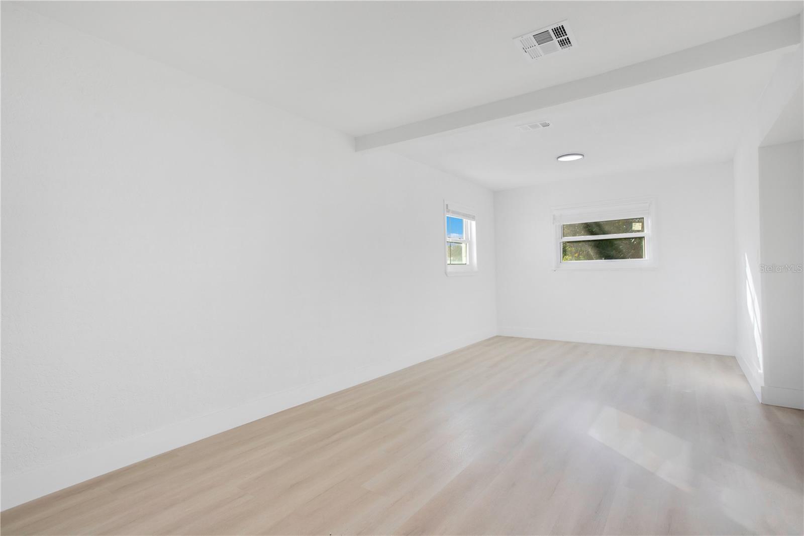 Image 4 of 18 For 1009 Farragut Drive N