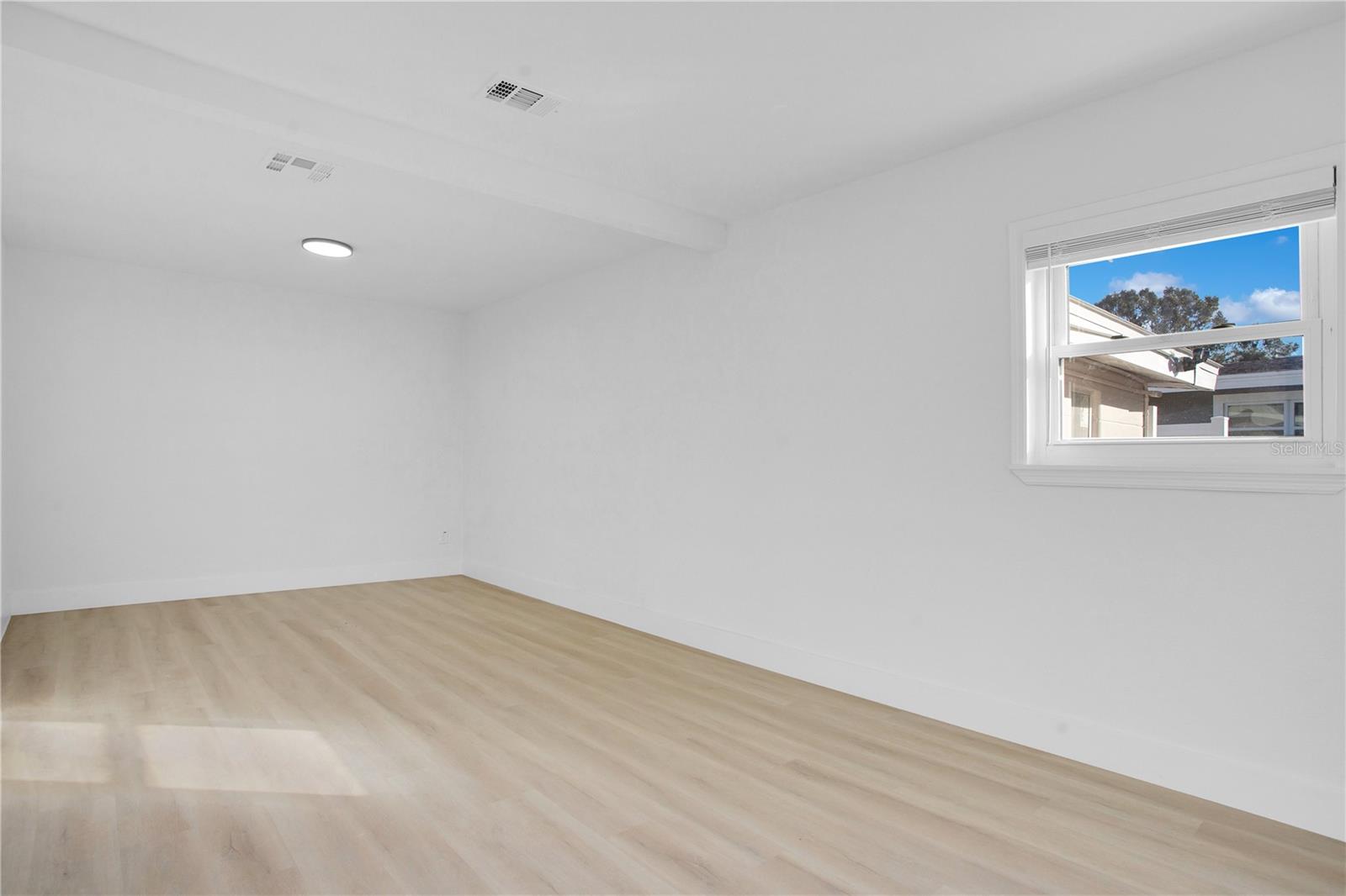 Image 6 of 18 For 1009 Farragut Drive N