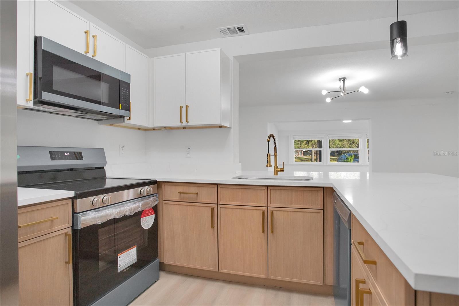 Image 7 of 18 For 1009 Farragut Drive N