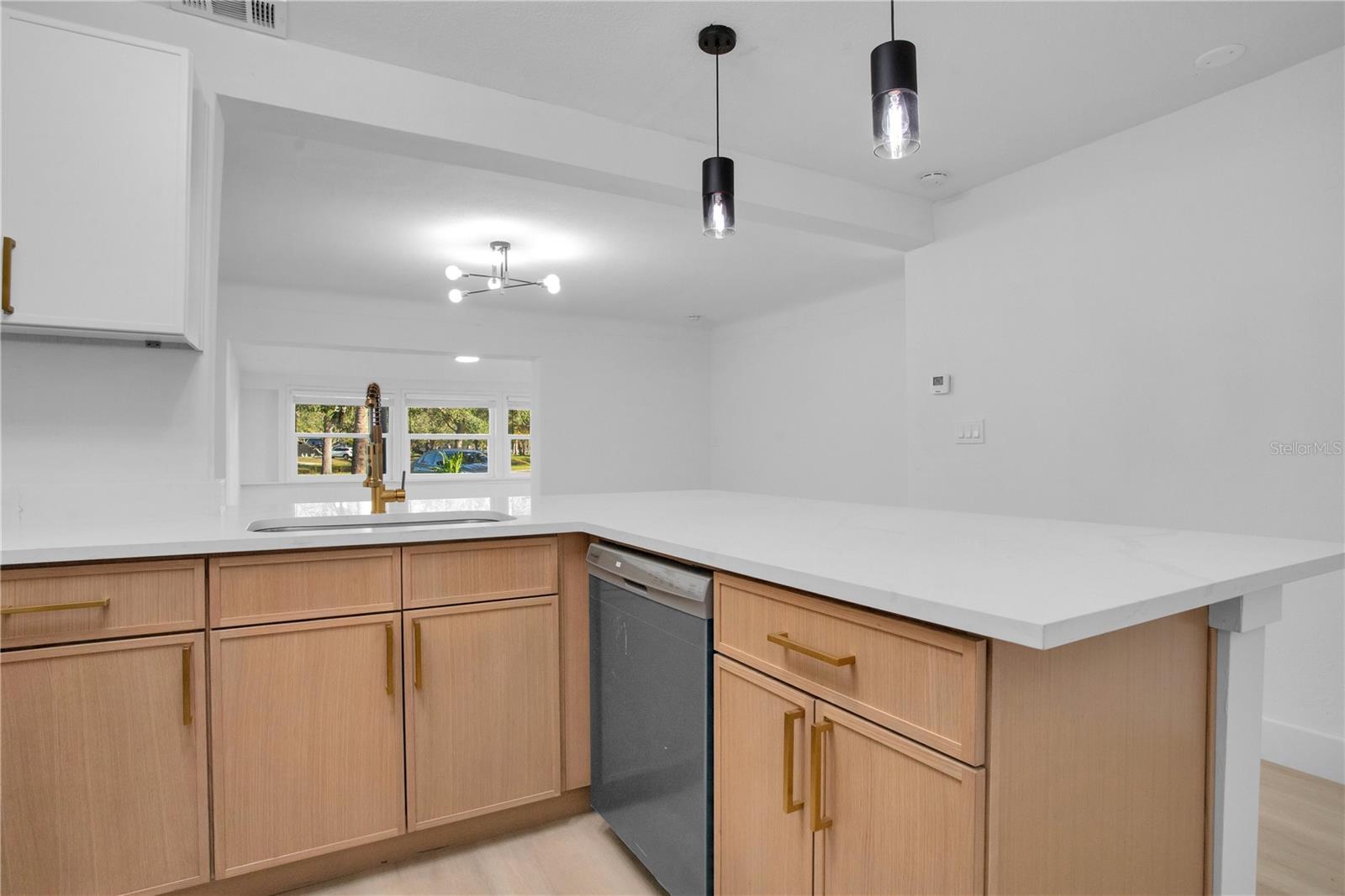 Image 8 of 18 For 1009 Farragut Drive N