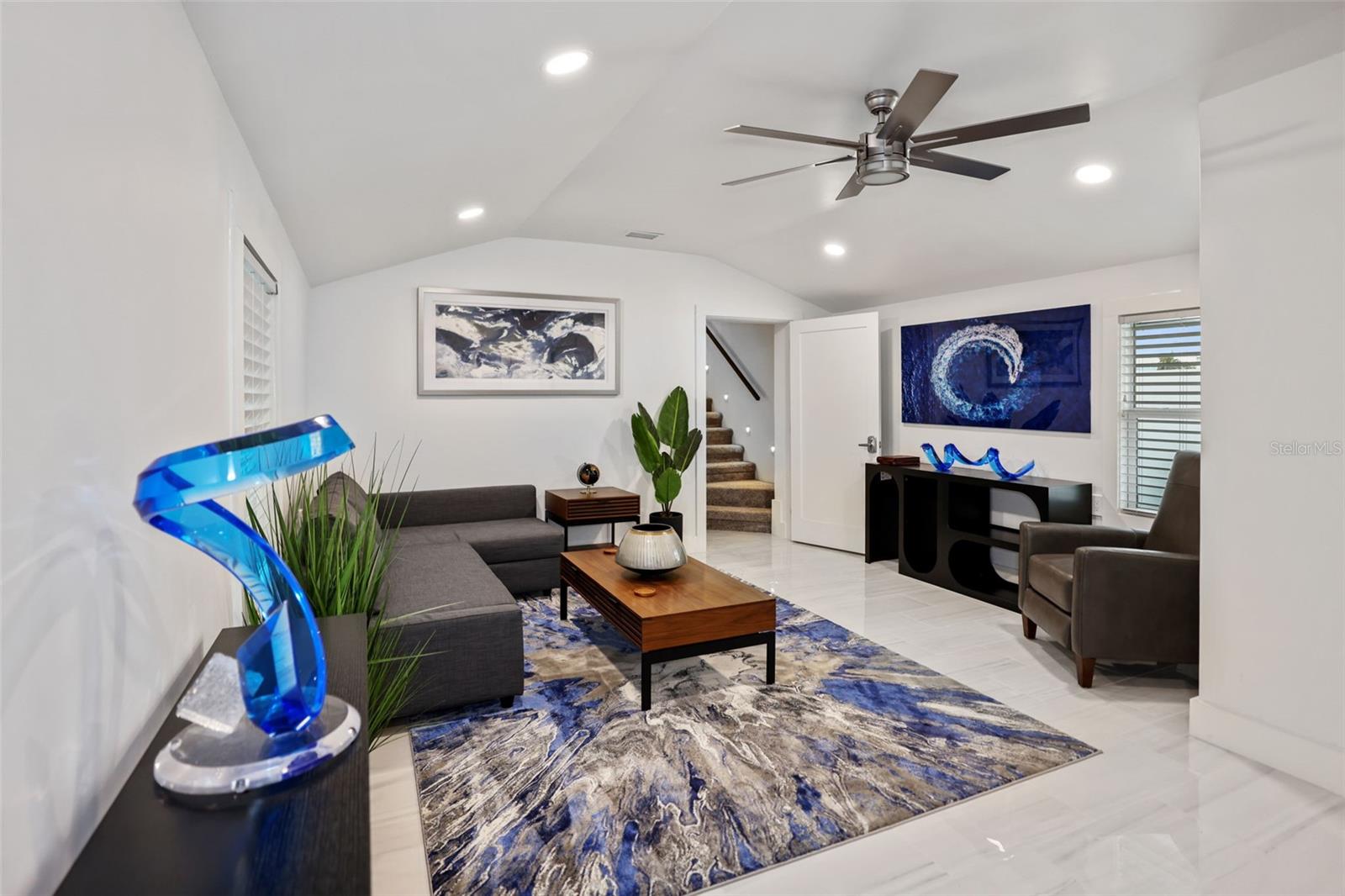 Listing photo id 10 for 16015 Redington Drive