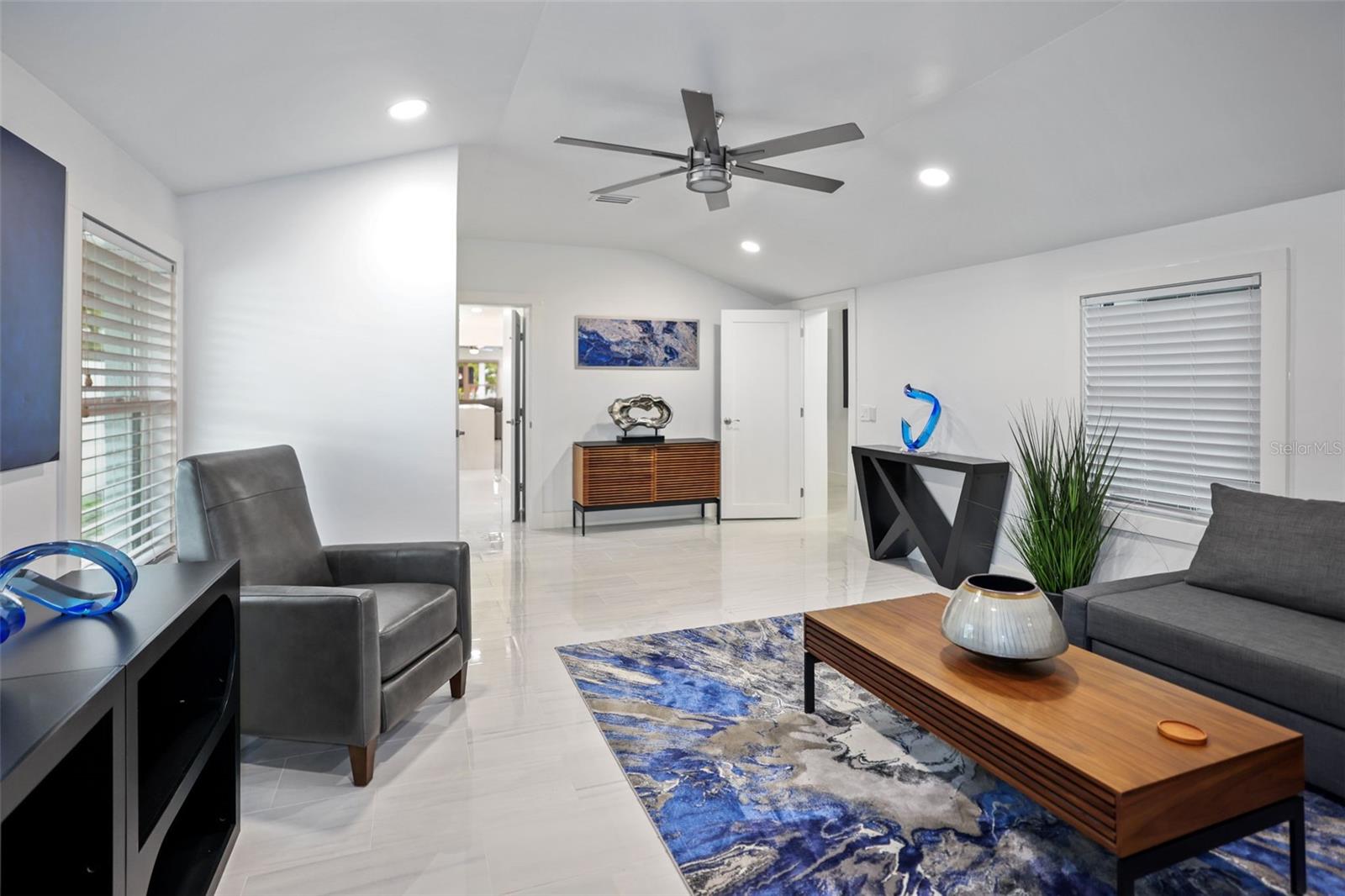Listing photo id 11 for 16015 Redington Drive