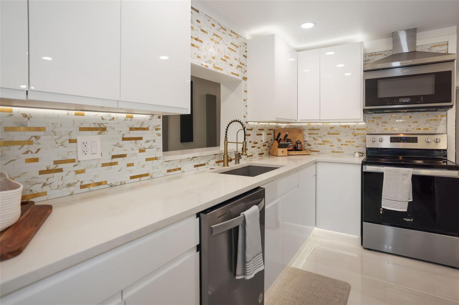 Listing photo id 13 for 16015 Redington Drive
