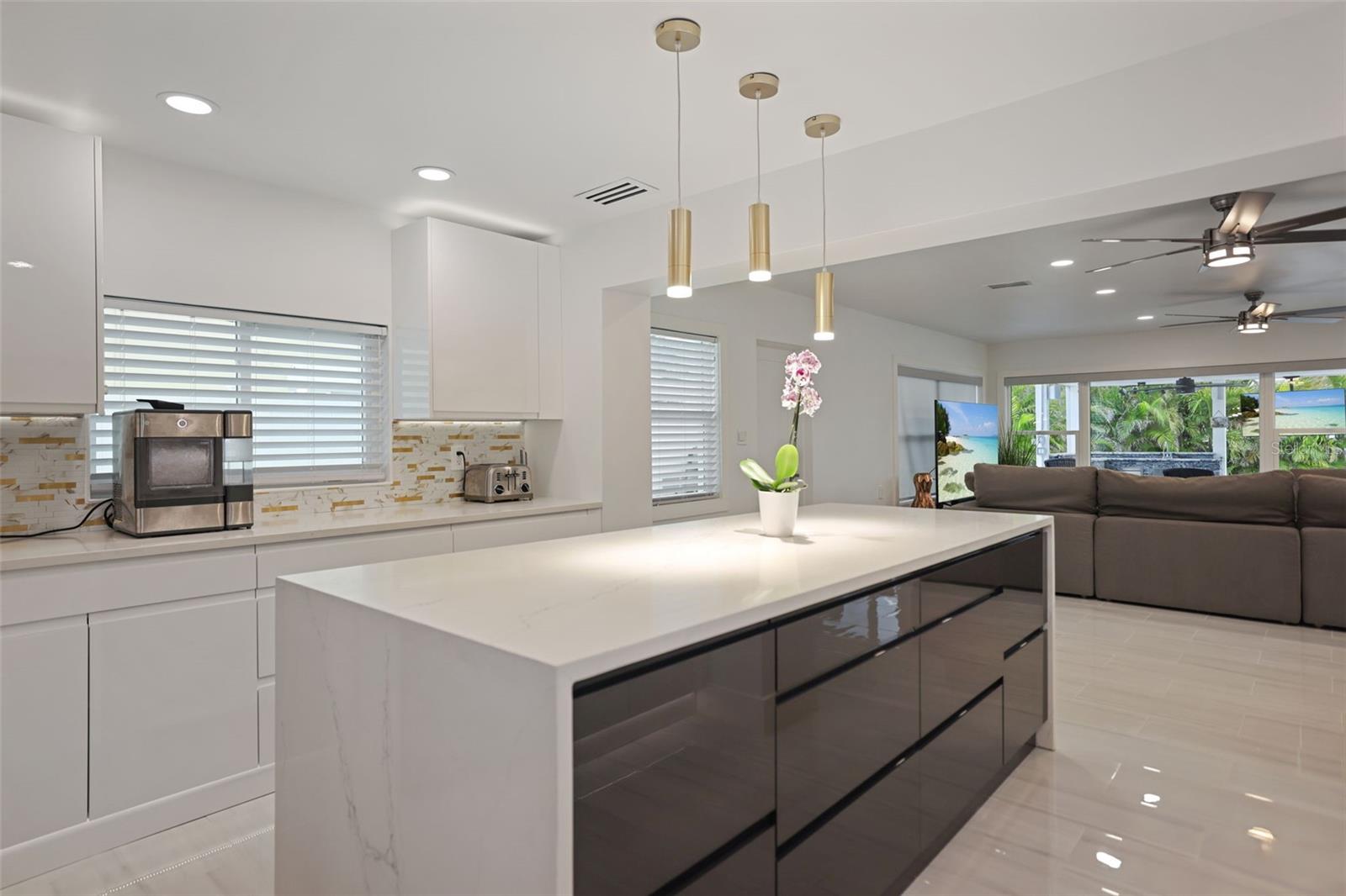 Listing photo id 14 for 16015 Redington Drive