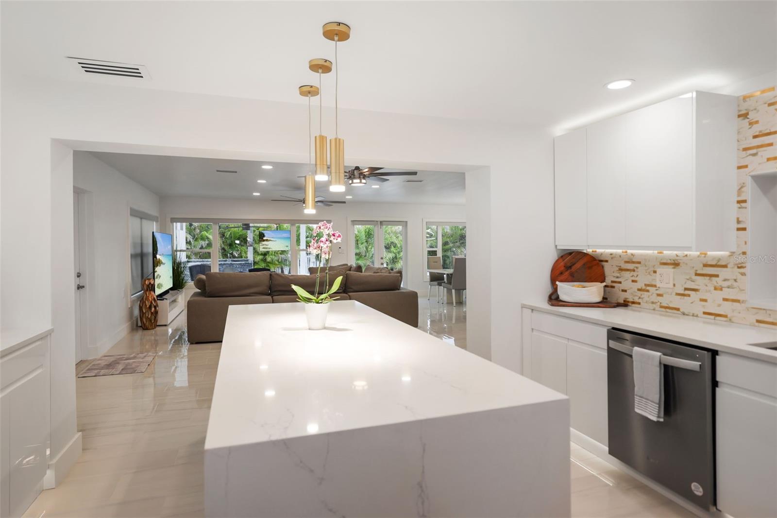Listing photo id 16 for 16015 Redington Drive
