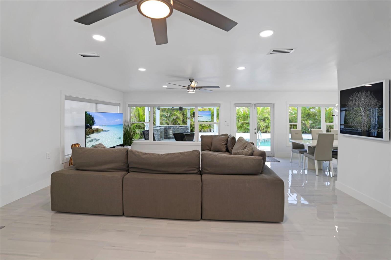 Listing photo id 17 for 16015 Redington Drive