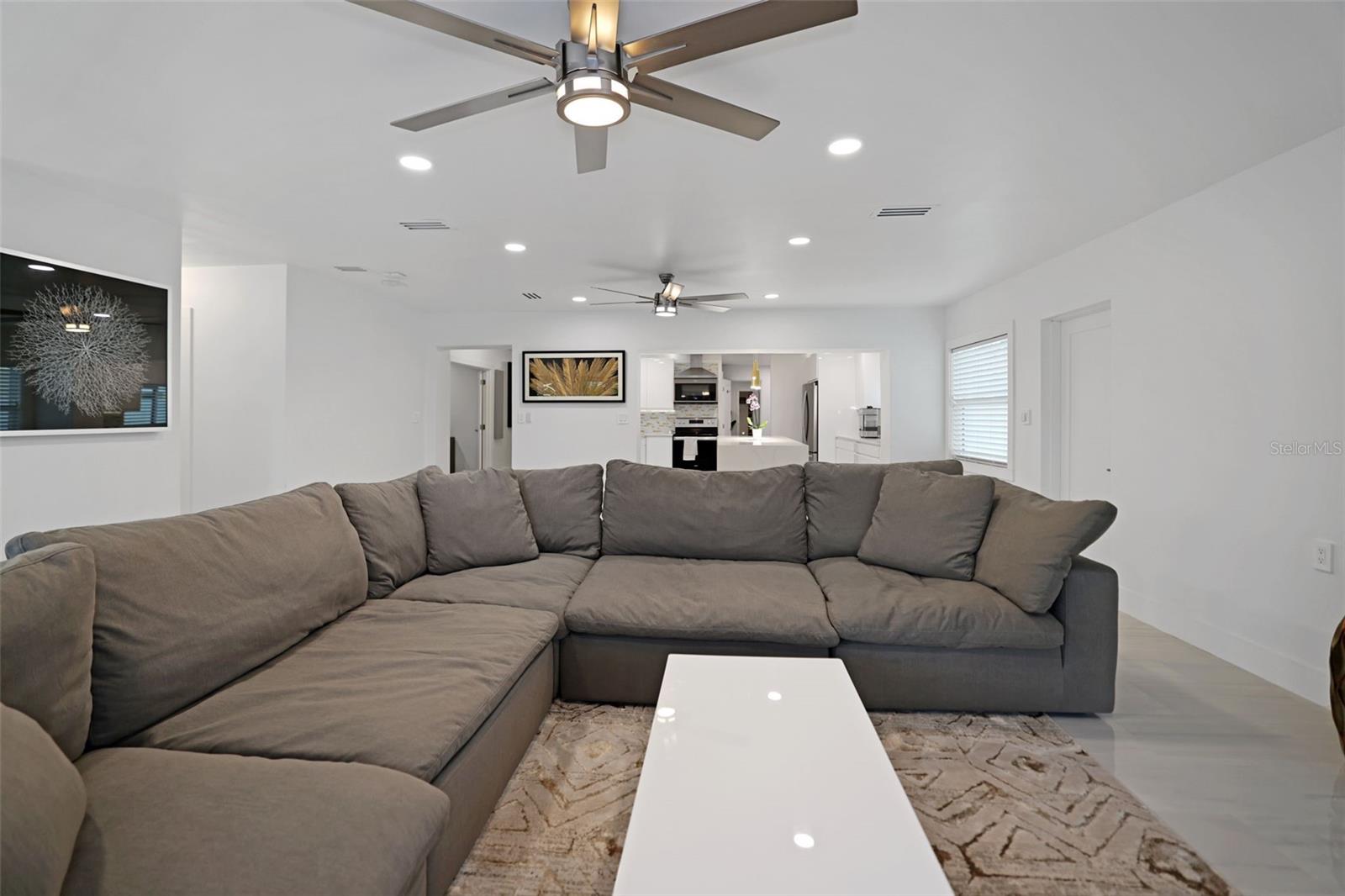 Listing photo id 18 for 16015 Redington Drive