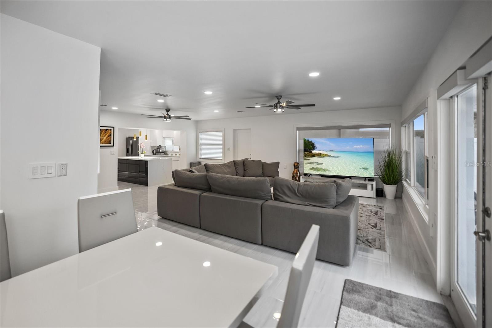 Listing photo id 20 for 16015 Redington Drive