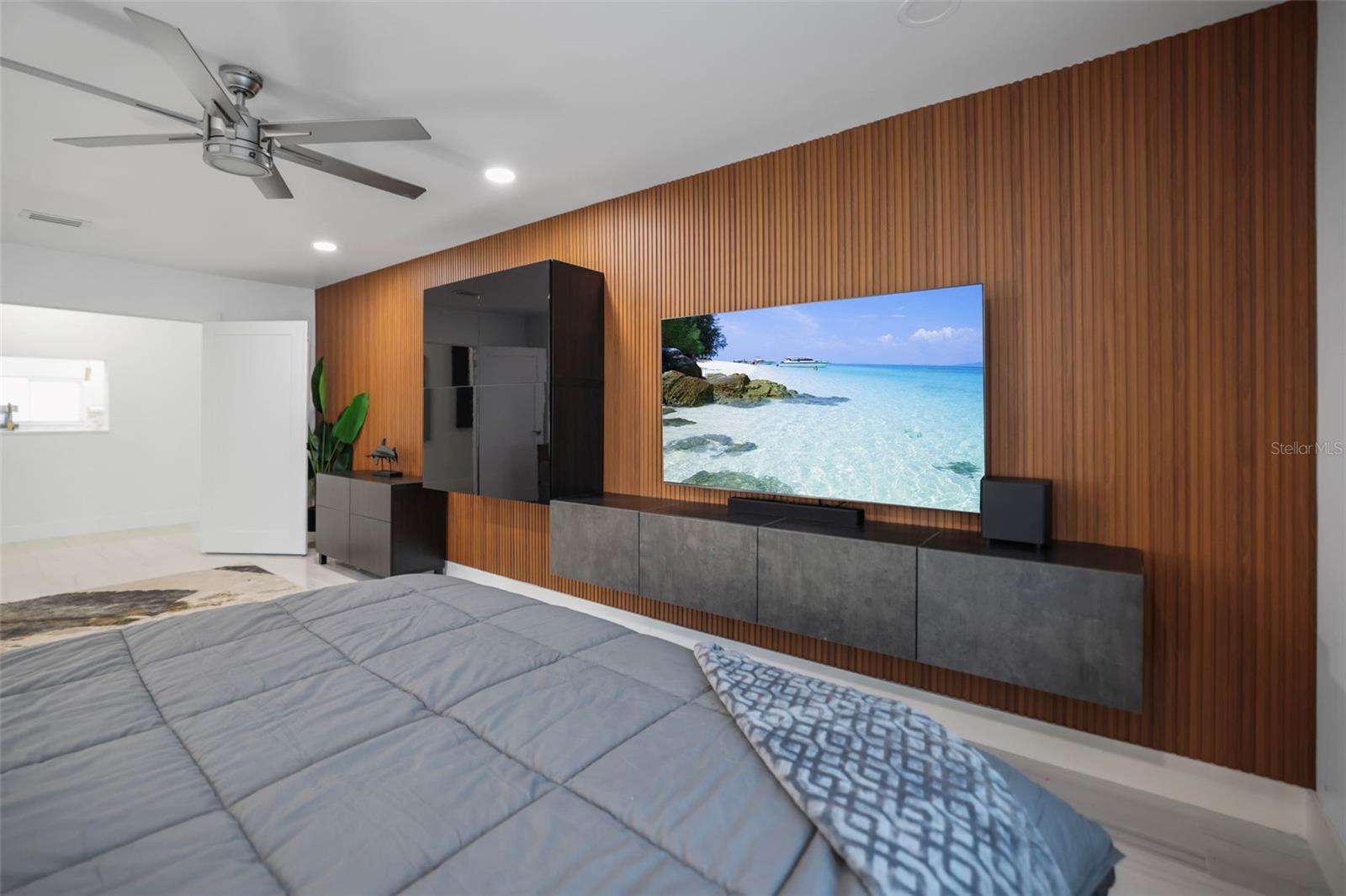 Listing photo id 26 for 16015 Redington Drive