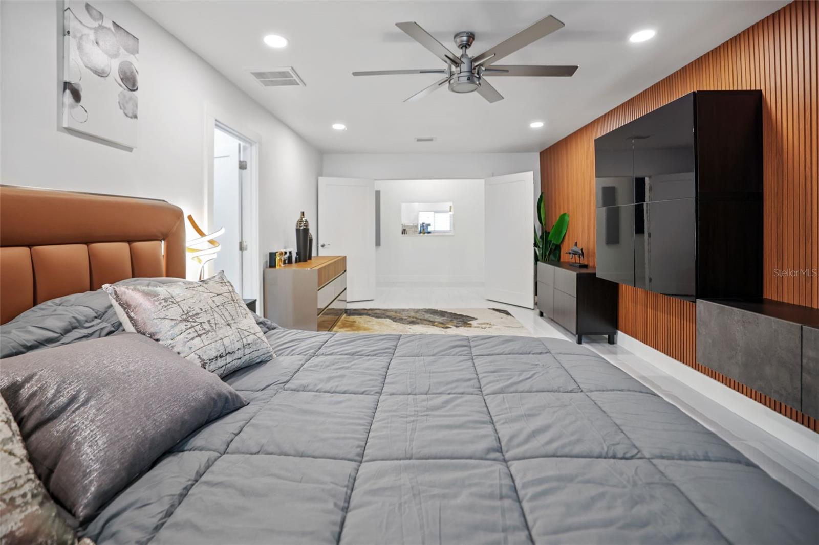 Listing photo id 27 for 16015 Redington Drive