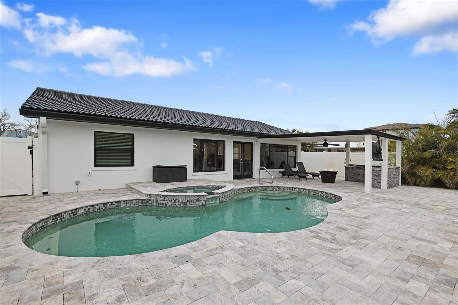 Listing photo id 43 for 16015 Redington Drive