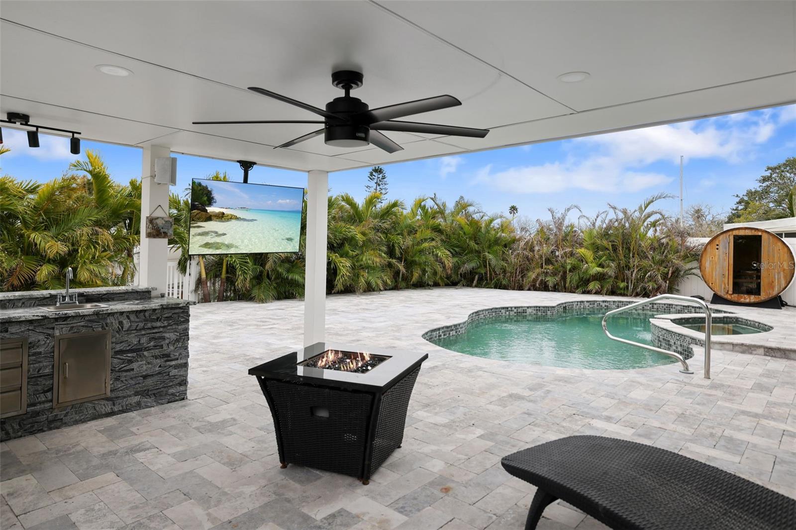 Listing photo id 44 for 16015 Redington Drive