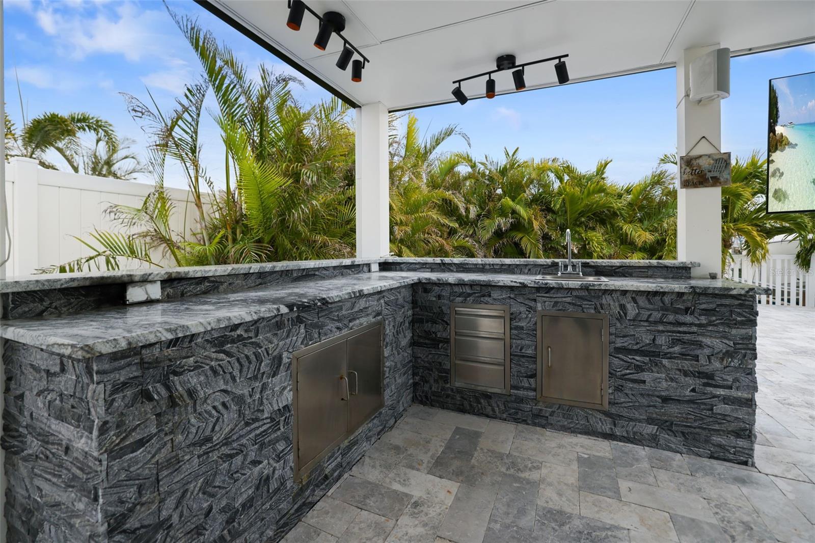 Listing photo id 45 for 16015 Redington Drive