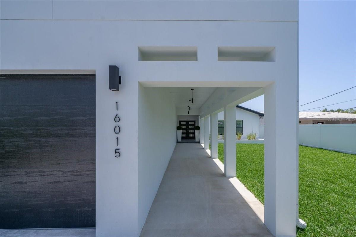 Listing photo id 3 for 16015 Redington Drive