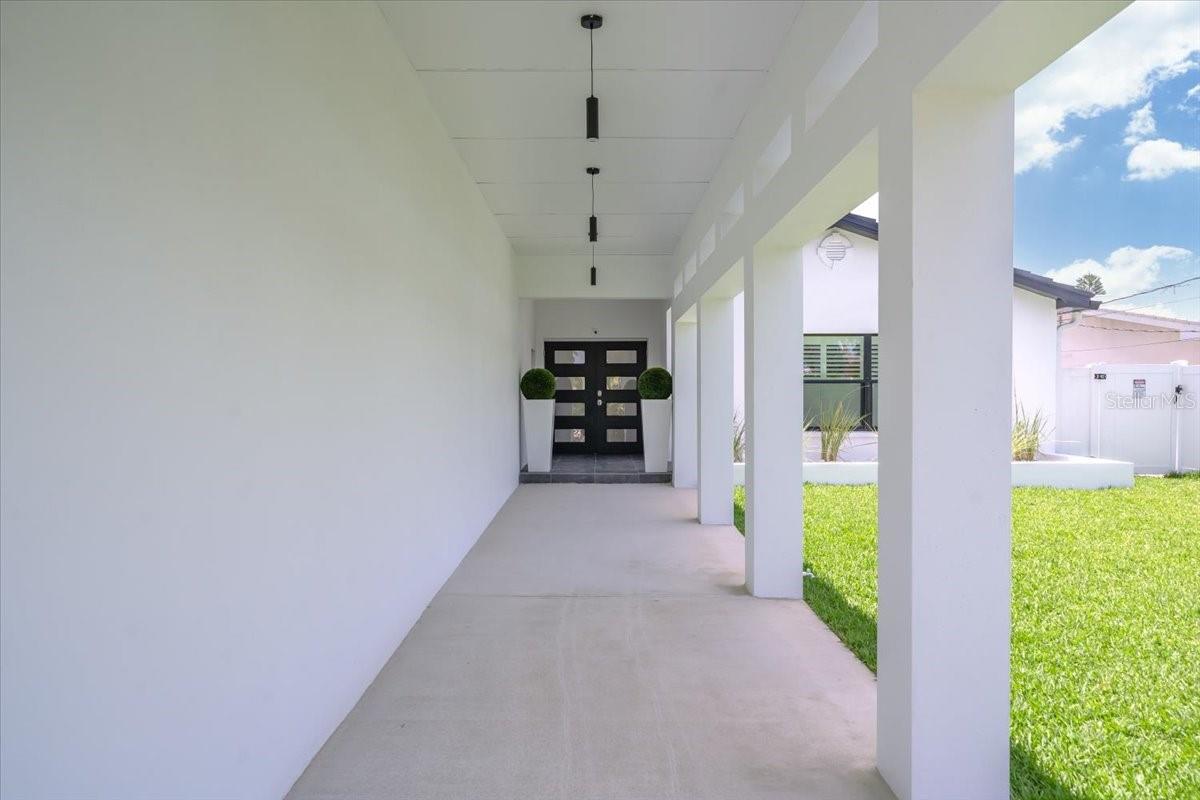 Listing photo id 5 for 16015 Redington Drive