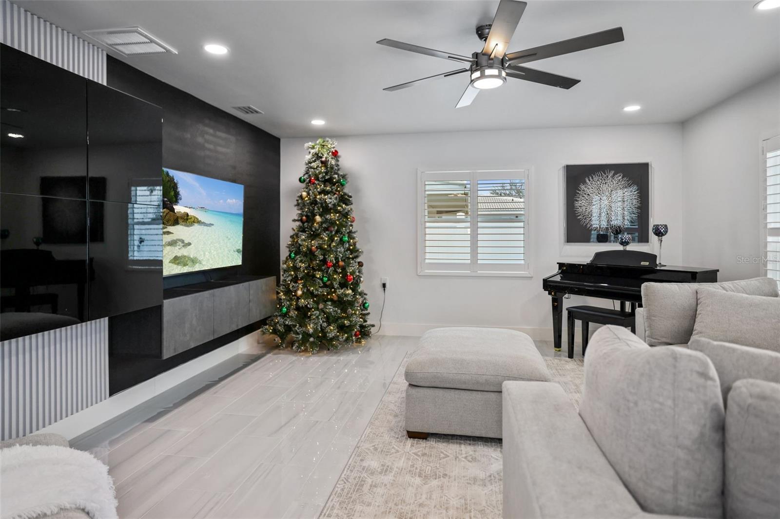 Listing photo id 7 for 16015 Redington Drive