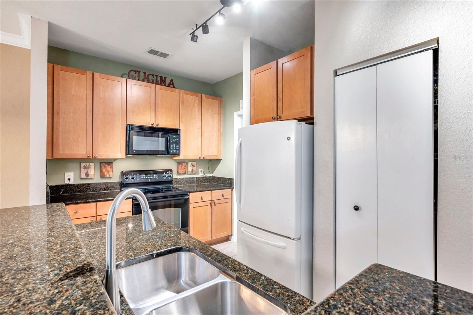 Image 8 of 48 For 2279 Portofino Place 20-2025
