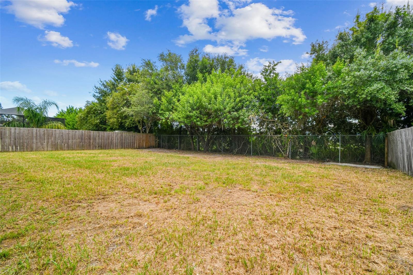Listing photo id 17 for 1339 Jambalana Drive