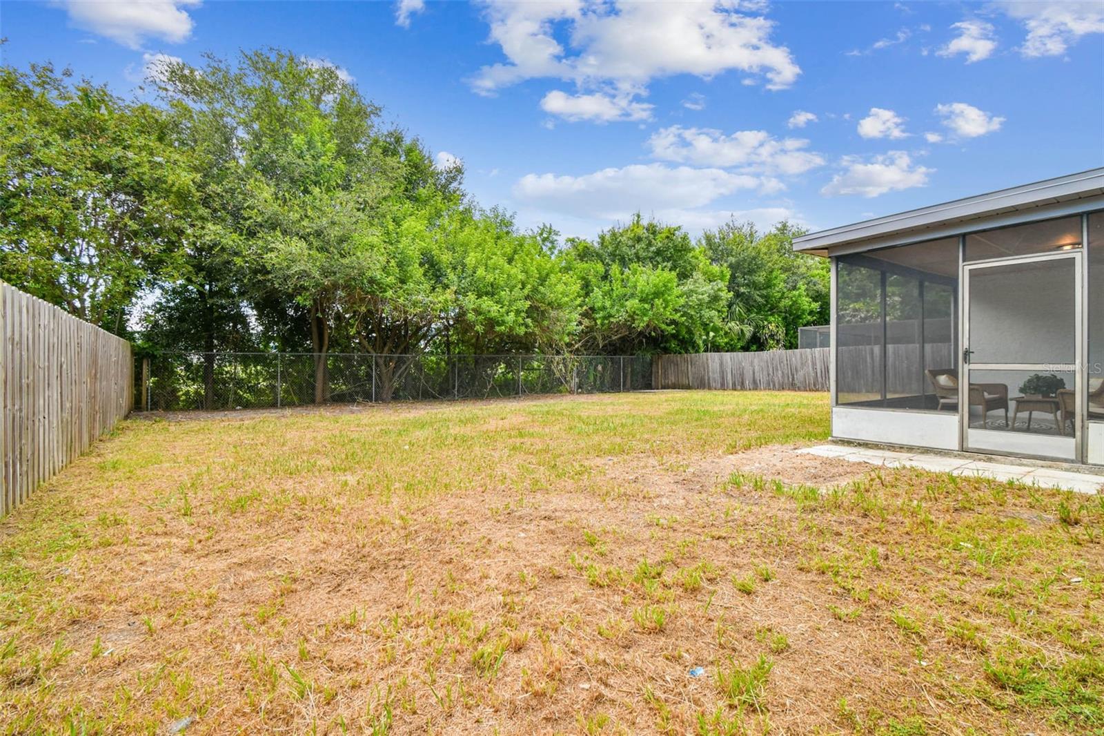 Listing photo id 18 for 1339 Jambalana Drive