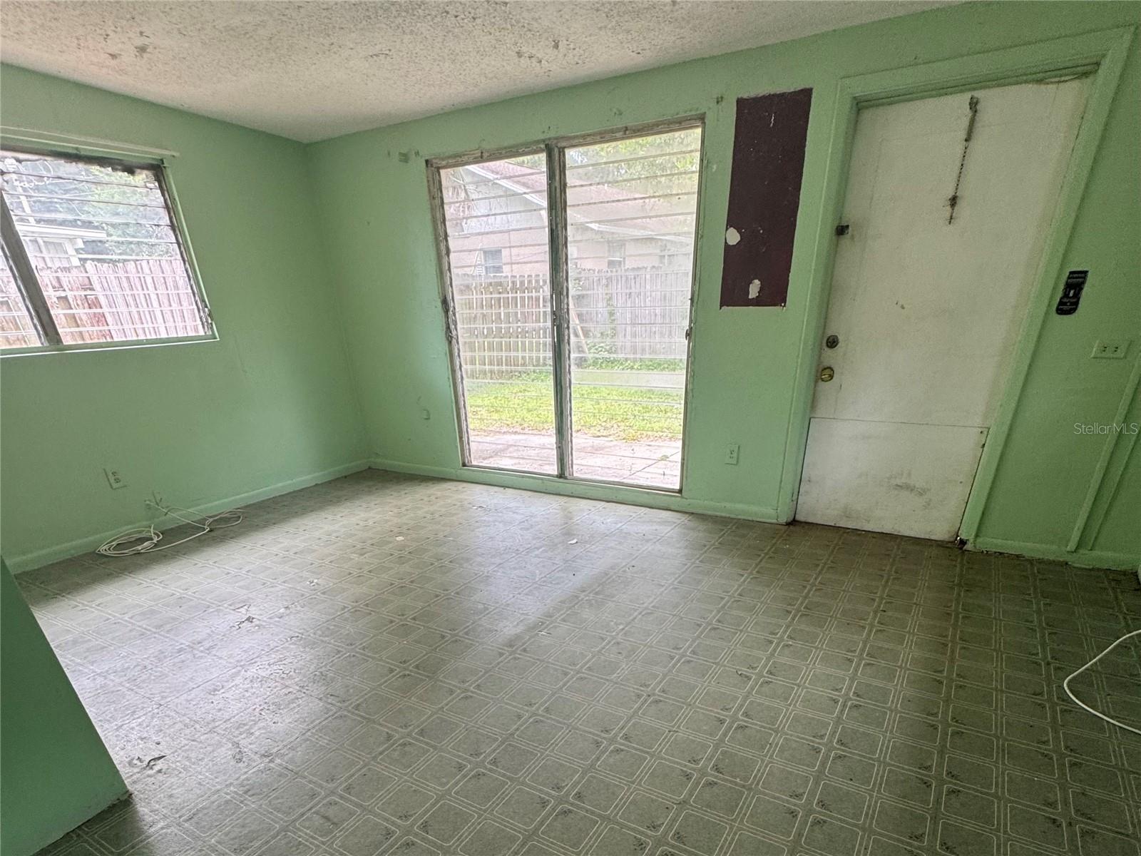 Image 5 of 8 For 2124 Catalina Drive N